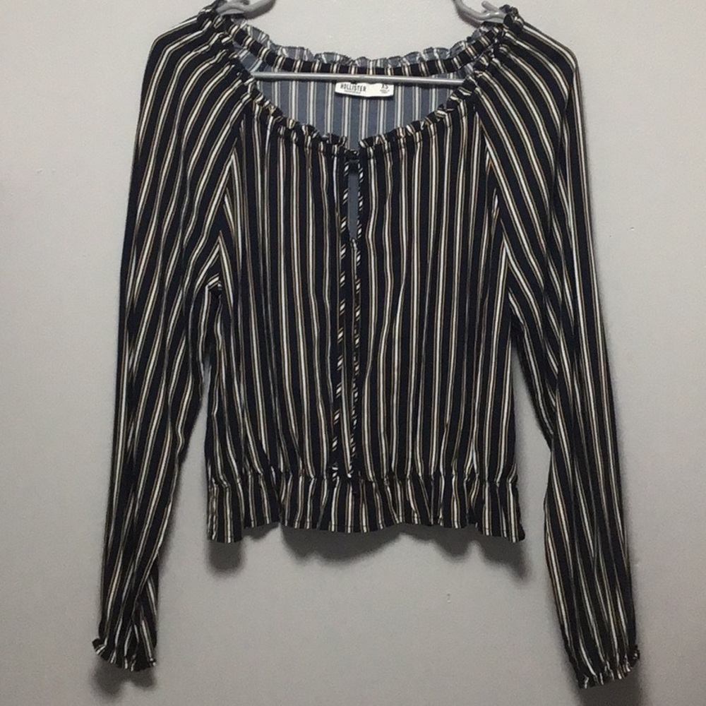Hollister women cropped top size XS. 🌻